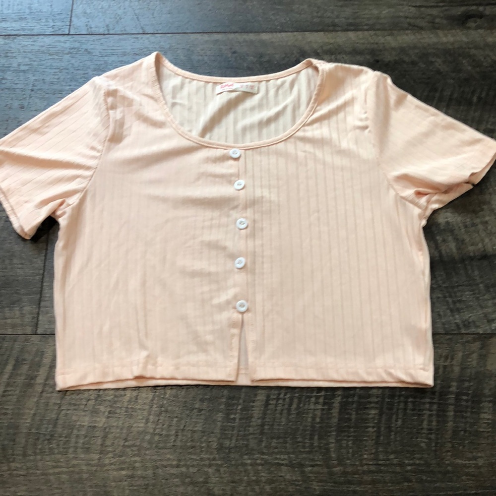ROMWE LIGHT PEACH SHORT SLEEVE RIBBED CROPPED SHIRT W/FRONT BUTTONS SIZE M